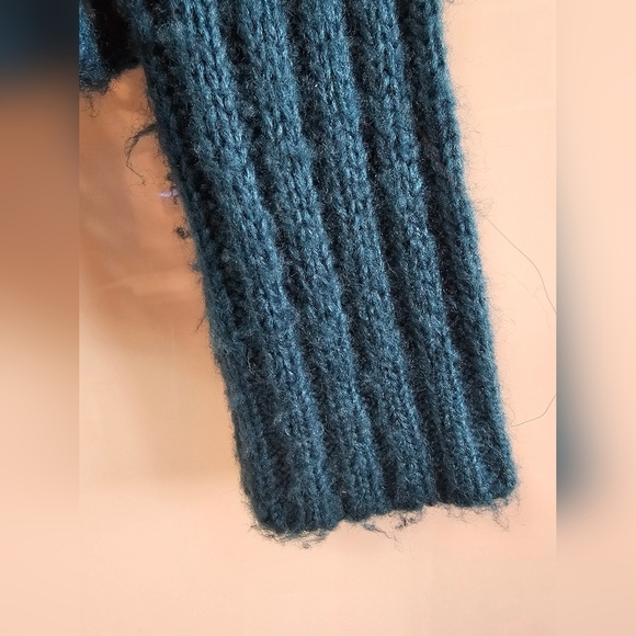 Knitted Cropped Cardigan - Picture 8 of 9